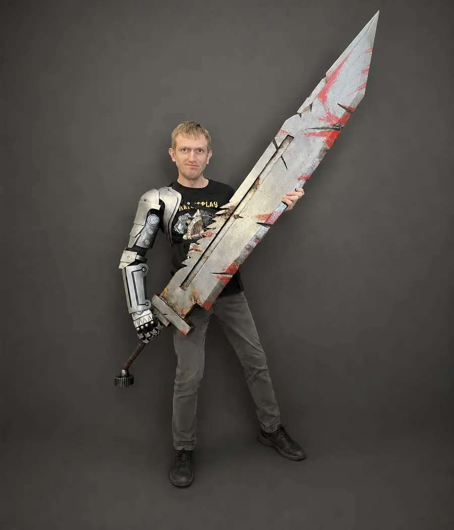 Майстер ArtCosplay із косплей-мечем ручної роботи